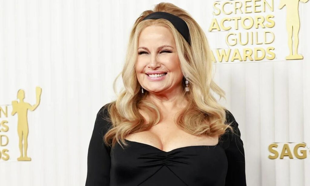 why-jennifer-coolidges-height-makes-her-stand-out-on-screen (1)