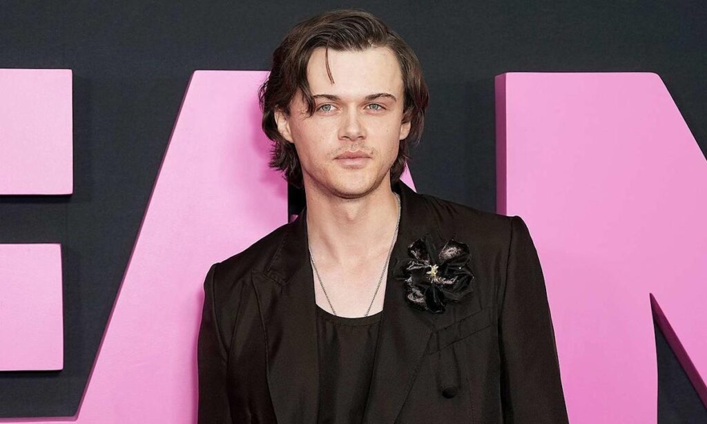 christopher-briney-age-height-net-worth-2026-how-tall-is-chris-briney